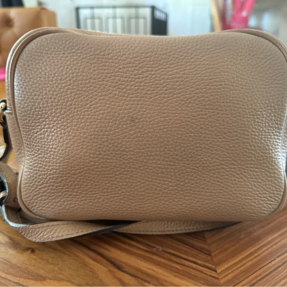 Gucci Pebbled Calfskin Small Soho Disco Bag Camelia - Picture 2 of 9